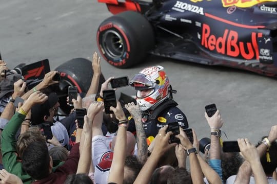 Fans bejubeln Max Verstappen (M) nach dessem Sieg beim Großen Preis von Brasilien im Jahr 2019.