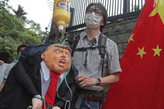 Ein Unterstützer der chinesischen Regierung demonstriert gegen Trump: Der US-Präsident will die Bevorteilung von Hongkong beenden.