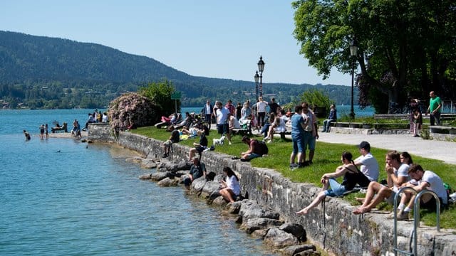 Zahlreiche Ausflügler genießen das schöne Wetter am Ufer des Tegernsees in Bayern. Zahlreiche Ausflügler genießen das schöne Wetter am Ufer des Tegernsees in Bayern.