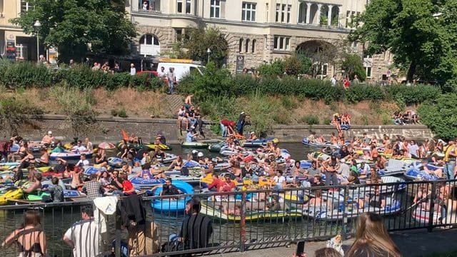 Wasser-Demonstration mit Booten auf dem Landwehrkanal Wasser-Demonstration mit Booten auf dem Landwehrkanal