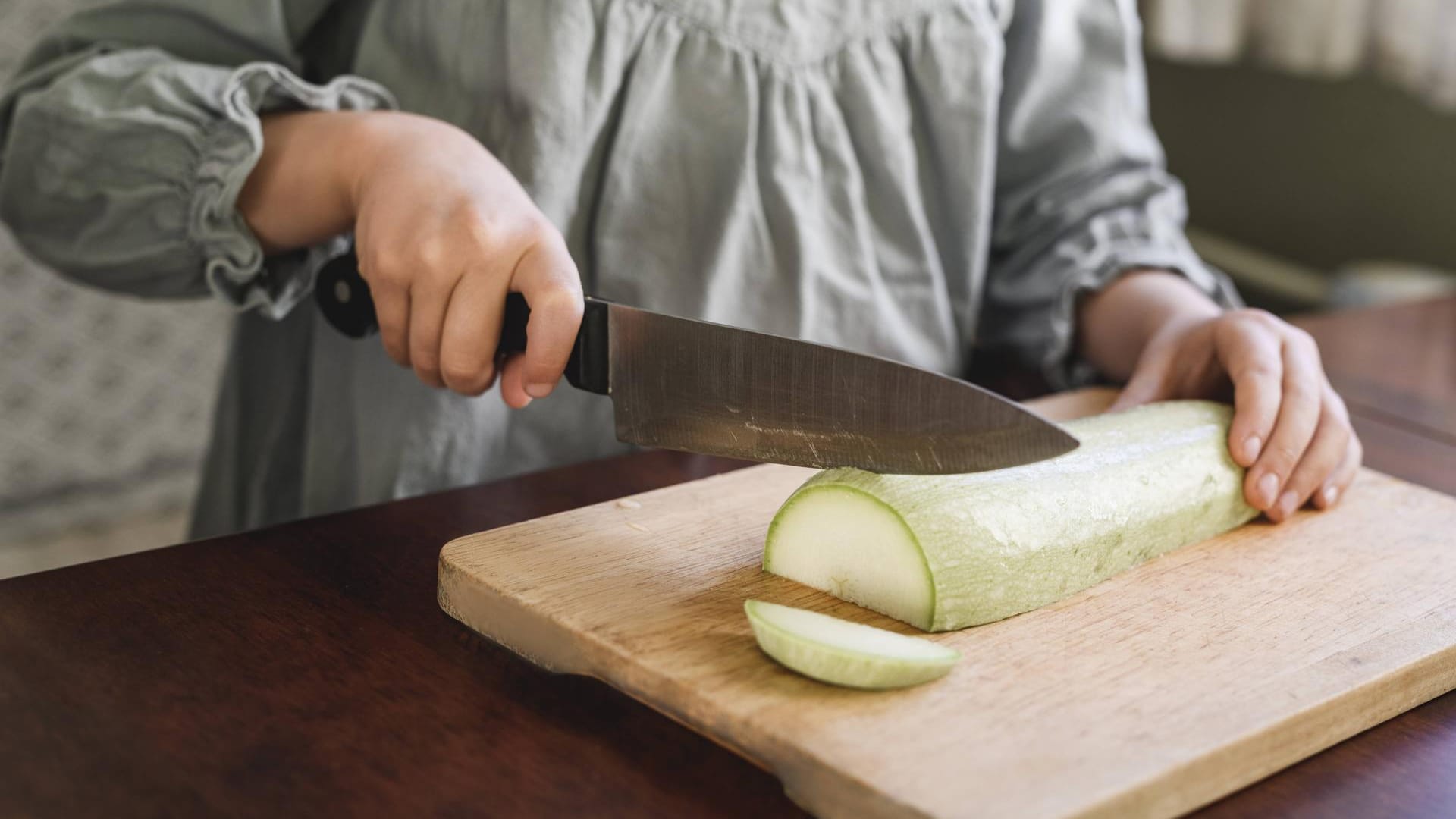 Ein Mädchen schneidet eine Zucchini: In Myanmar ist eine Achtjährige durch Koch-Videos überregional bekannt geworden. (Symbolbild)