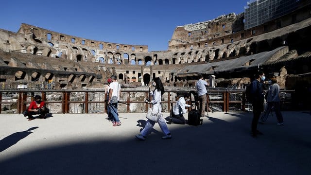 Das Kolosseum ist eine der beliebtesten Touristenattraktionen Italiens. Das Kolosseum ist eine der beliebtesten Touristenattraktionen Italiens.