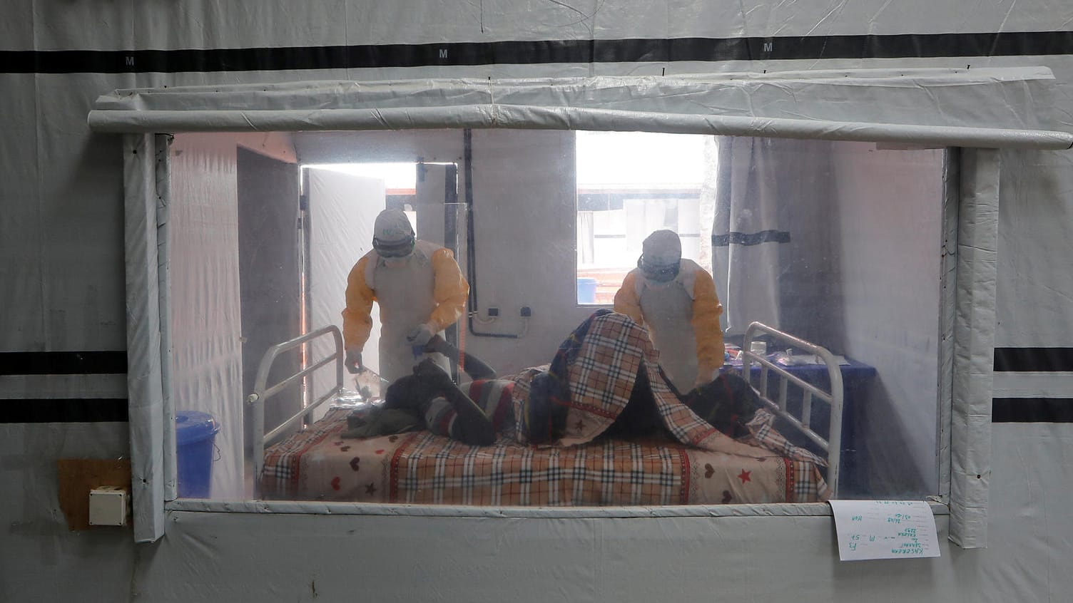 Ein Ebola-Patient wird behandelt: Vier Menschen sind an dem neusten Ausbruch des Ebola-Virus schon gestorben (Archivbild). Ein Ebola-Patient wird behandelt: Vier Menschen sind an dem neusten Ausbruch des Ebola-Virus schon gestorben (Archivbild).