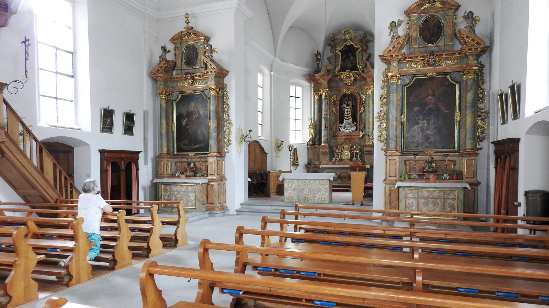 Leere Bänke in einer Kirche: Immer mehr Katholiken treten aus der Kirche aus. (Symbolbild)