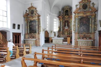 Leere Bänke in einer Kirche: Immer mehr Katholiken treten aus der Kirche aus. (Symbolbild)