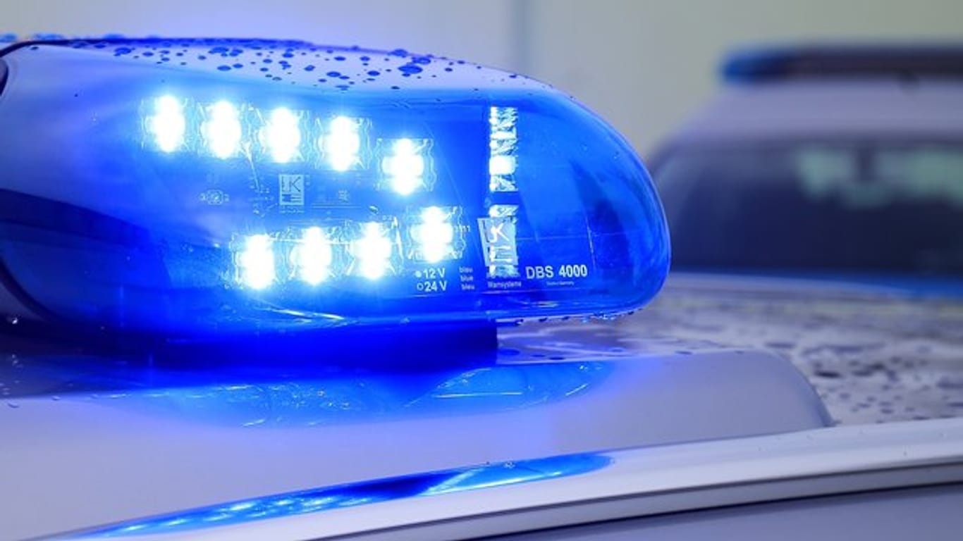 Das Blaulicht eines Streifenwagens der Polizei blinkt