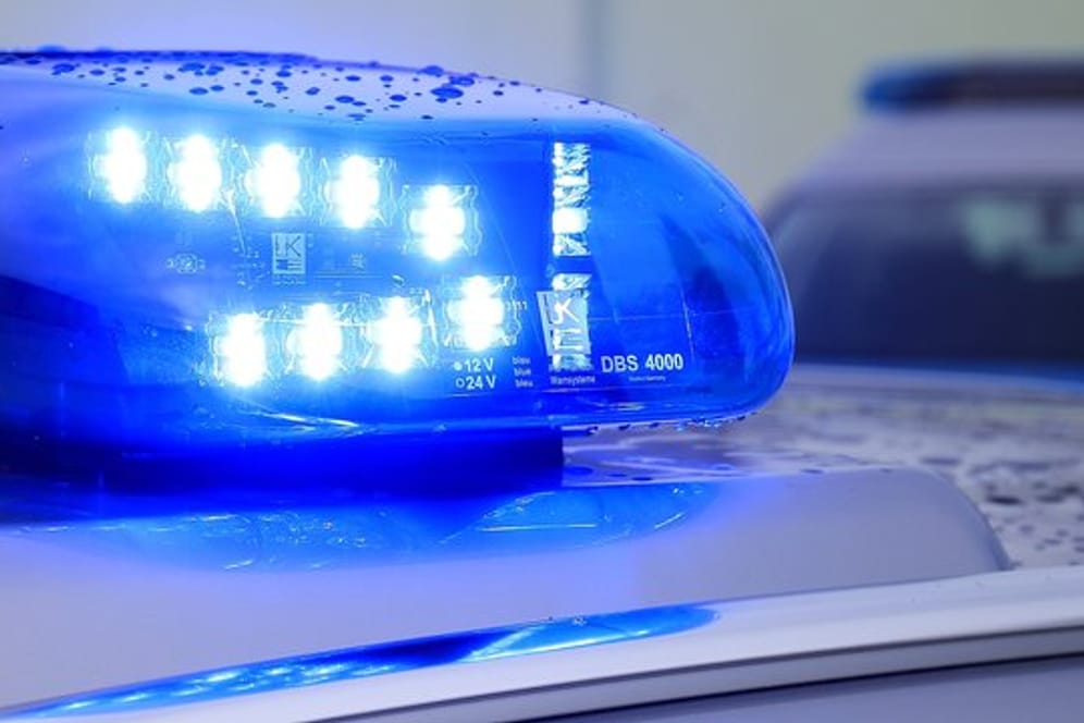 Das Blaulicht eines Streifenwagens der Polizei blinkt