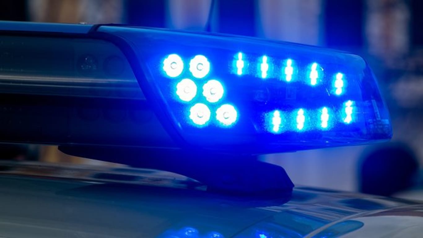 Ein Blaulicht der Polizei leuchtet auf