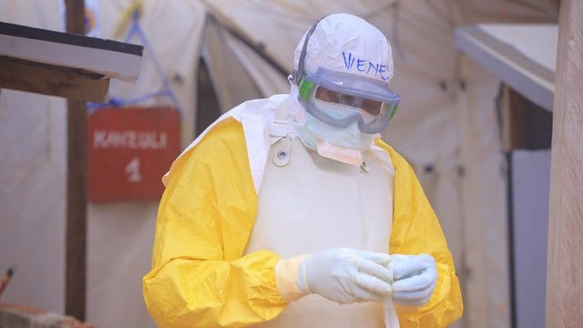 Ein Pfleger mit Schutzkleidung in einem Ebola-Behandlungszentrum im Kongo. Ein Pfleger mit Schutzkleidung in einem Ebola-Behandlungszentrum im Kongo.