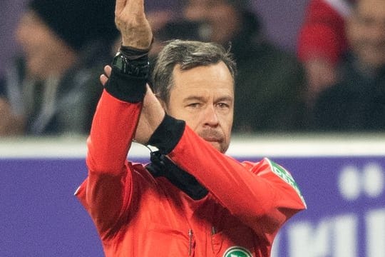 Schiedsrichter Markus Schmidt pfeift ein Handspiel ab.