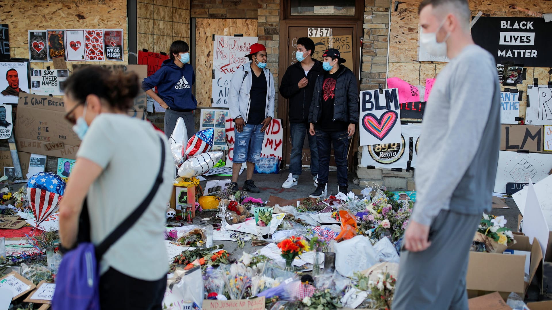 Blumen und Plakate sollen an George Floyd erinnern: Der Afroamerikaner wurde von einem Polizisten getötet.