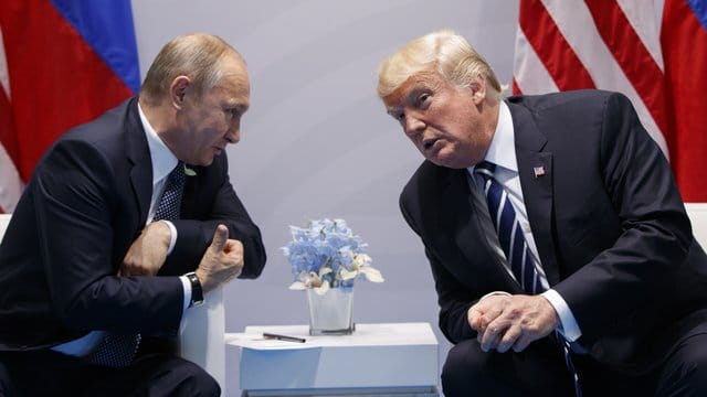 Wladimir Putin und Donald Trump 2017 während des G20-Gipfels in Hamburg. Wladimir Putin und Donald Trump 2017 während des G20-Gipfels in Hamburg.