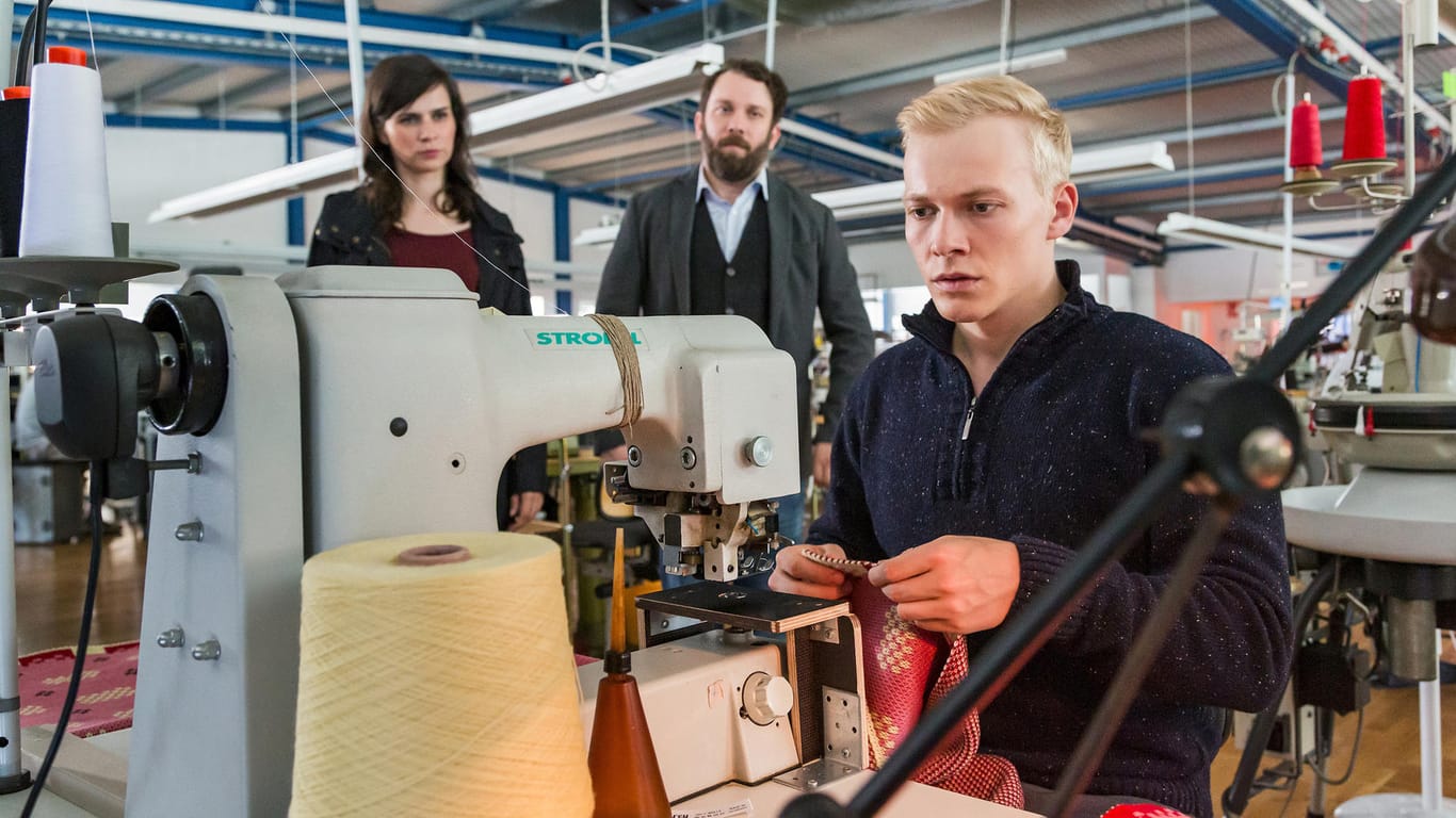 Kira Dorn (Nora Tschirner) und Lessing (Christian Ulmen) treffen in der Textilfabrik auf Maik Schrey (Julius Nitschkoff).