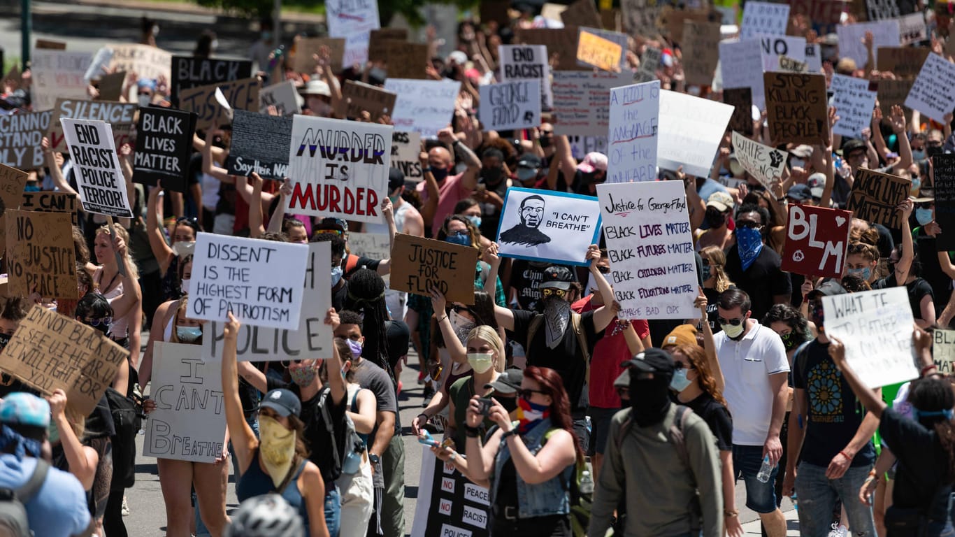 Protestierende Menschen in Denver, Colorado: Nicht alle Demonstranten sympathisieren mit denen, die sich an den Unruhen beteiligen.