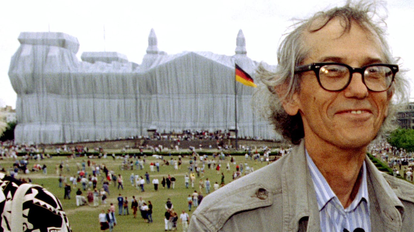Christo im Juni 1995 vor dem verhüllten Reichstag.