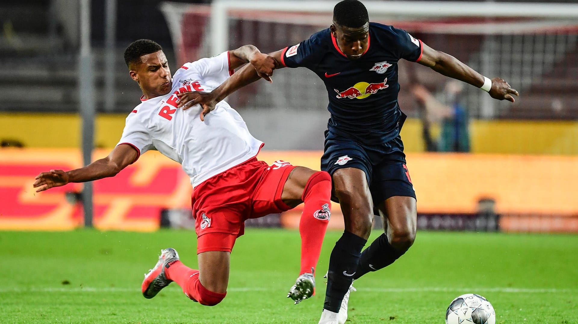 Intensives Duell: Kölns Ismail Jakobs (l.) versucht Leipzigs Nordi Mukiele vom Ball zu trennen. Intensives Duell: Kölns Ismail Jakobs (l.) versucht Leipzigs Nordi Mukiele vom Ball zu trennen.