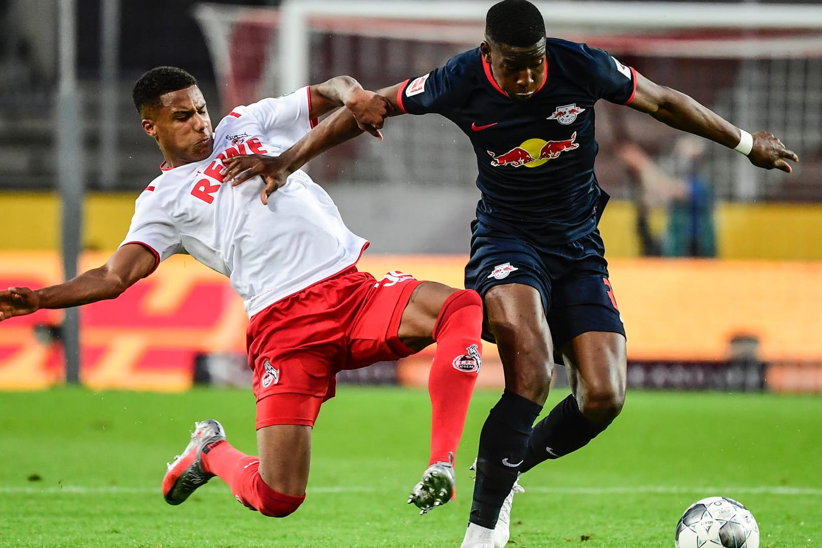 Intensives Duell: Kölns Ismail Jakobs (l.) versucht Leipzigs Nordi Mukiele vom Ball zu trennen.
