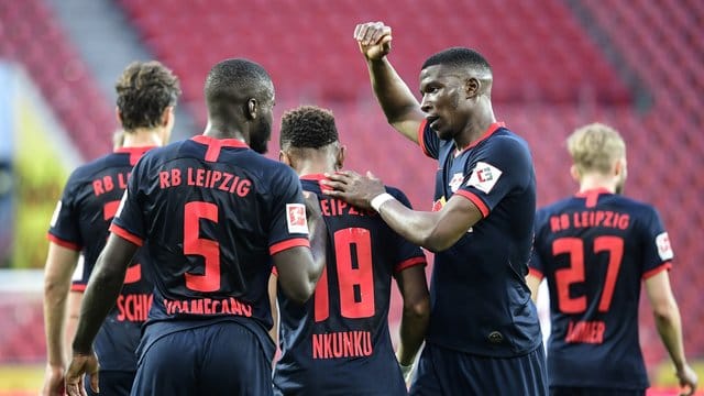 Leipzigs Spieler bejubeln das Tor zum zwischenzeitlichen 2:1 durch Christopher Nkunku (M). Leipzigs Spieler bejubeln das Tor zum zwischenzeitlichen 2:1 durch Christopher Nkunku (M).