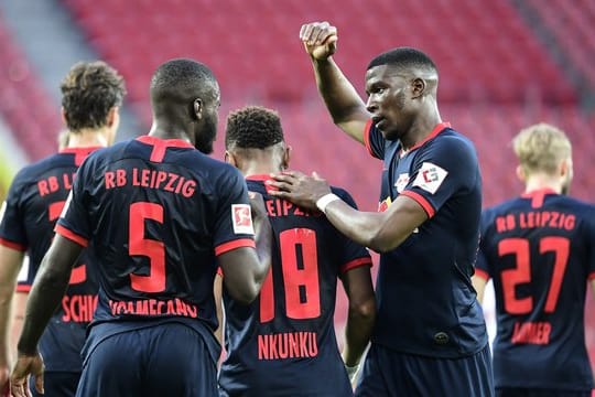 Leipzigs Spieler bejubeln das Tor zum zwischenzeitlichen 2:1 durch Christopher Nkunku (M).