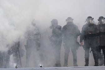 Polizisten während eines Protests in Atlanta inmitten einer Tränengaswolke.