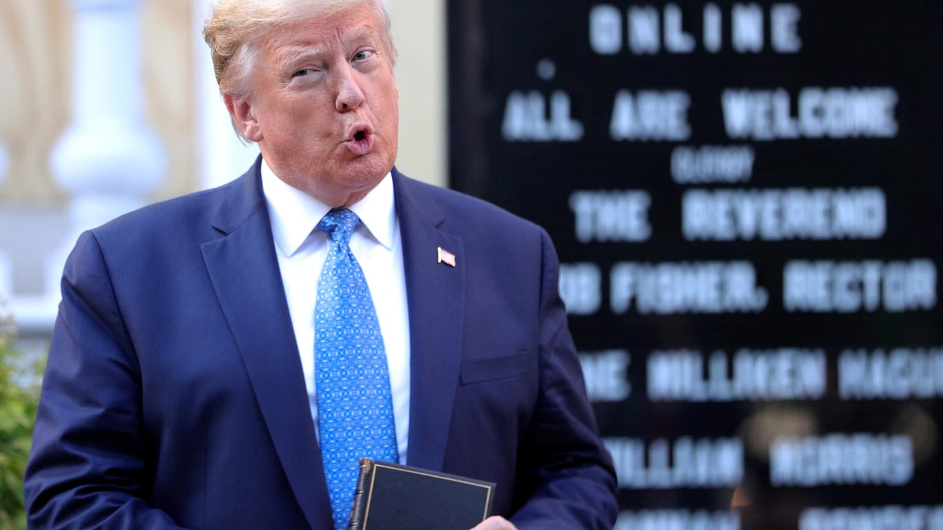 Donald Trump posierte nach seiner Ansprache mit einer Bibel: Der US-Präsident geht bei den Ausschreitungen in den USA in die Offensive.