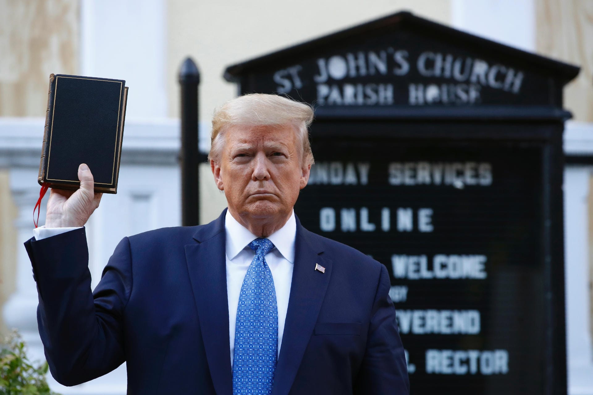 Donald Trump vor der St.-John’s-Kirche: Eine Bischöfin klagt, dass "eine unserer Kirchen als Requisite" benutzt worden sei.