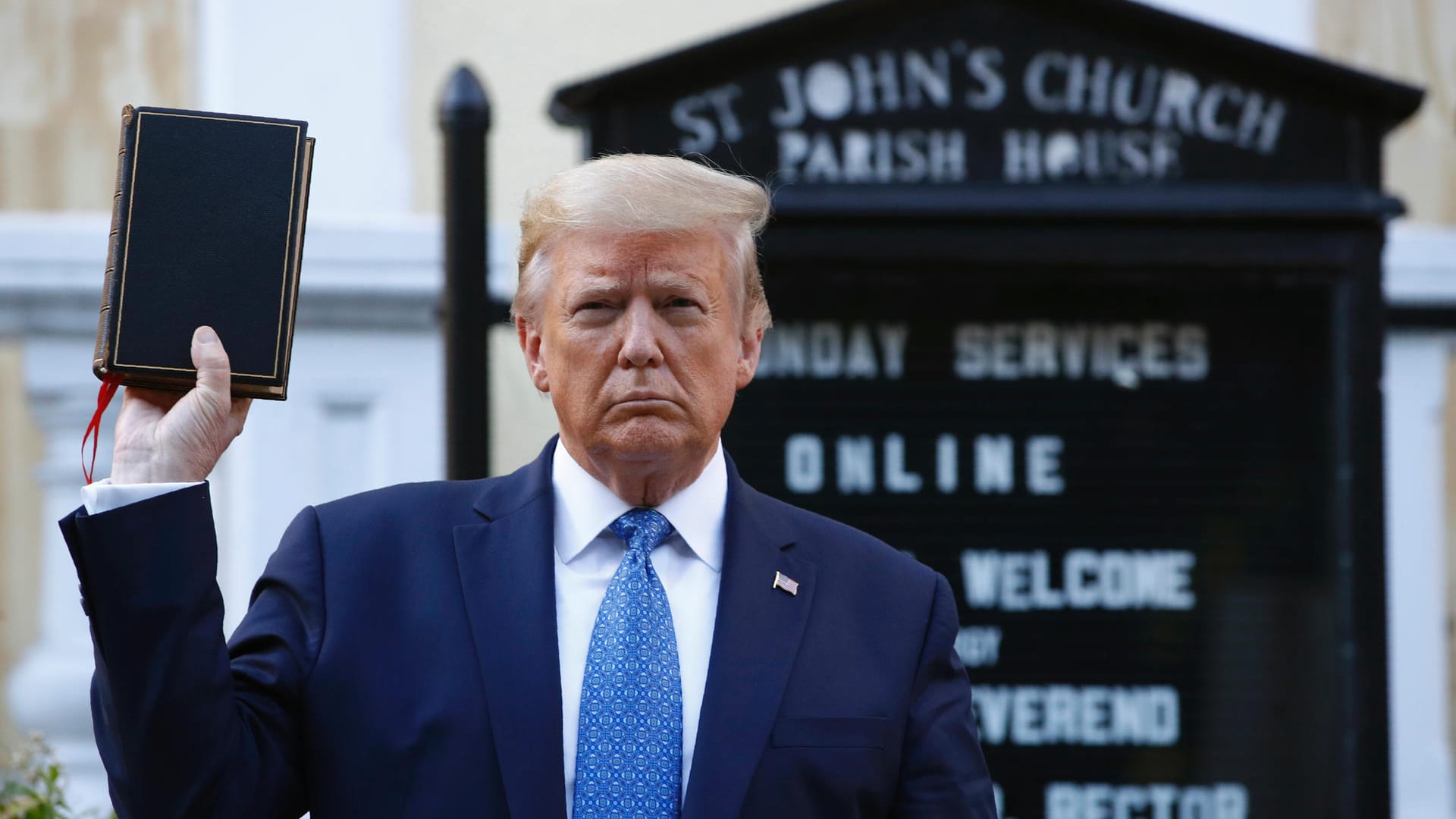 Donald Trump vor der St.-John’s-Kirche: Eine Bischöfin klagt, dass "eine unserer Kirchen als Requisite" benutzt worden sei.