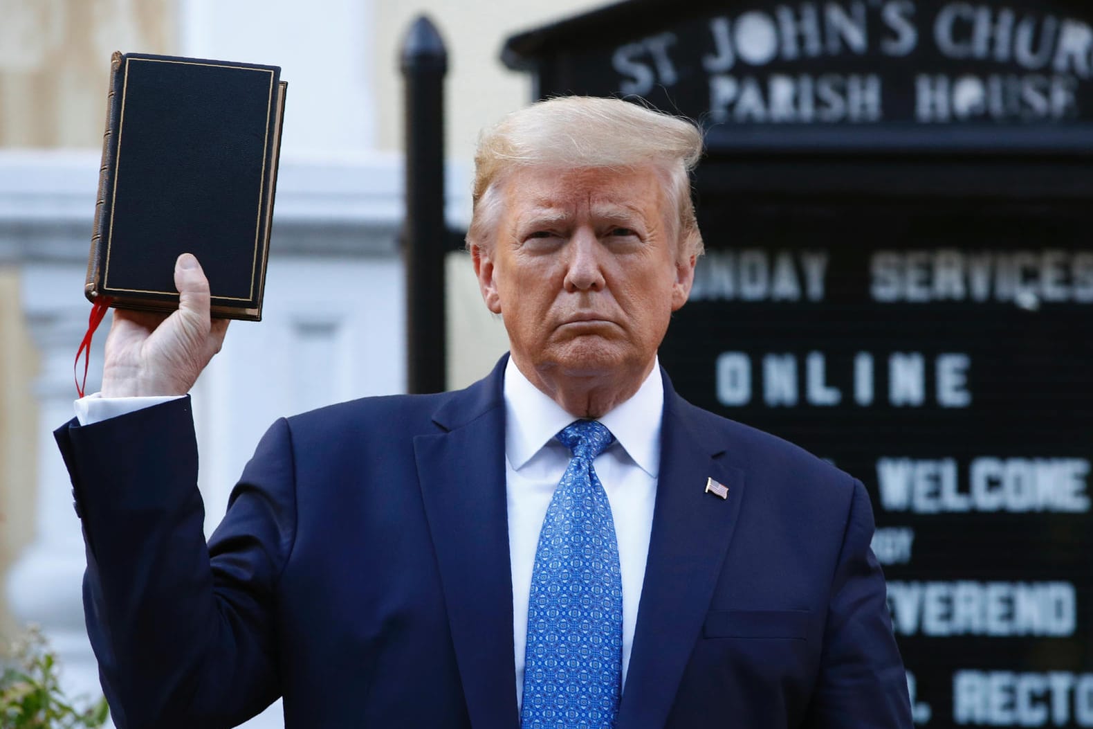 Donald Trump vor der St.-John’s-Kirche: Eine Bischöfin klagt, dass "eine unserer Kirchen als Requisite" benutzt worden sei.