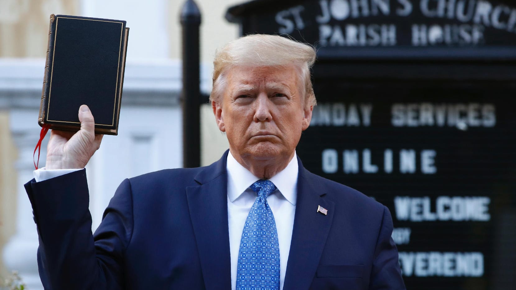 Donald Trump vor der St.-John’s-Kirche: Eine Bischöfin klagt, dass "eine unserer Kirchen als Requisite" benutzt worden sei.