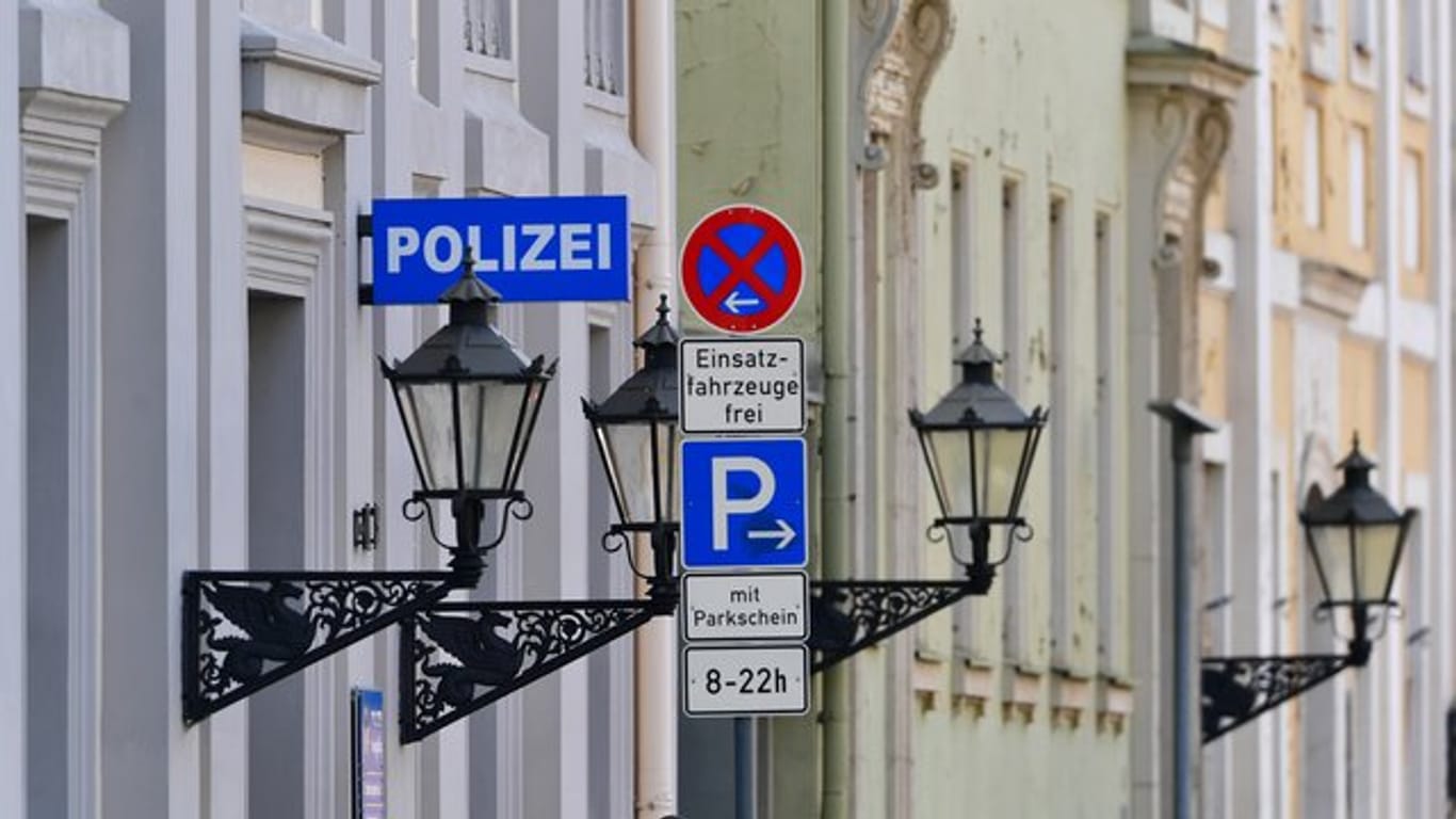 Neben "Parken und Halten verboten" ausgenommen Einsatzfahrzeuge, hängt ein Schild, das das Parken von 08.