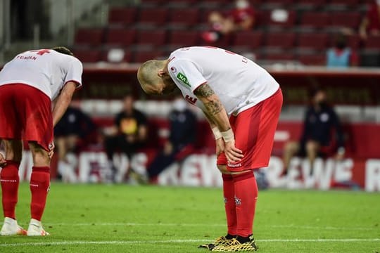Kölns Jonas Hector (l) und Rafael Czichos sind zunächst enttäuscht.
