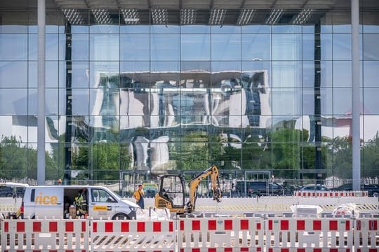 Das Bundeskanzleramt im Berliner Regierungsviertel spiegelt sich in der Fassade des Paul-Löbe-Hauses des Bundestags.
