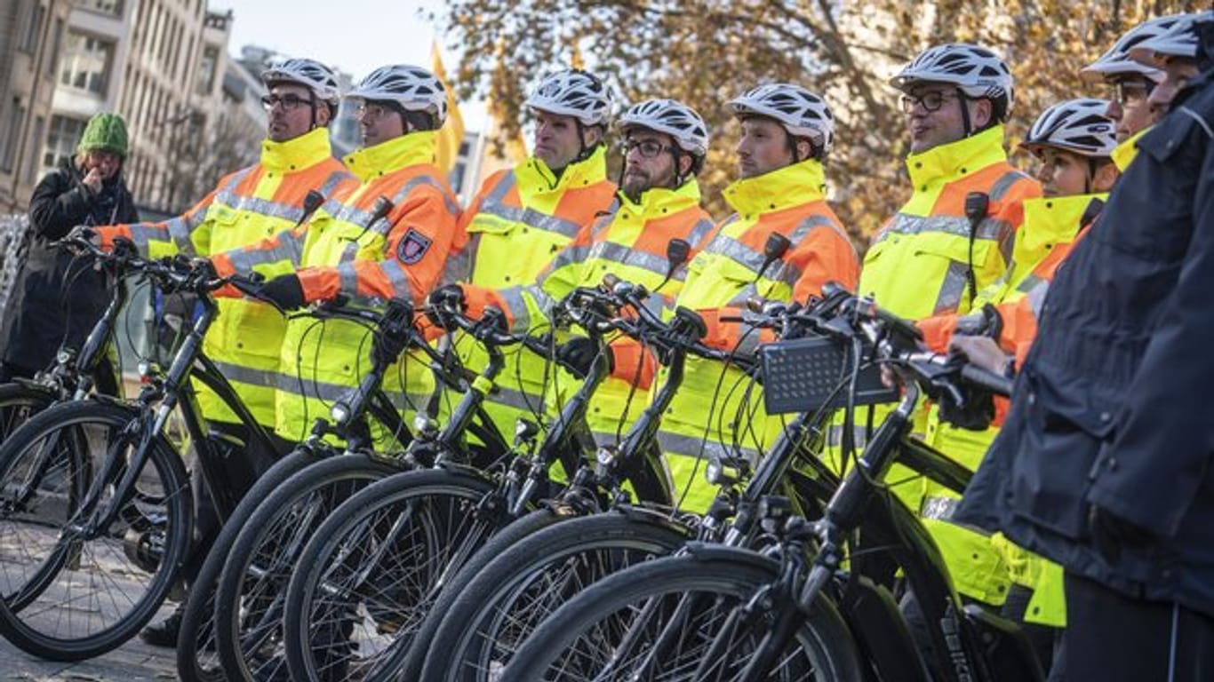 Mitglieder einer Fahrradstaffel stehen zusammen: In Frankfurt haben Verkehrspolizisten mehr als 11.500 Verwarngelder ausgesprochen.