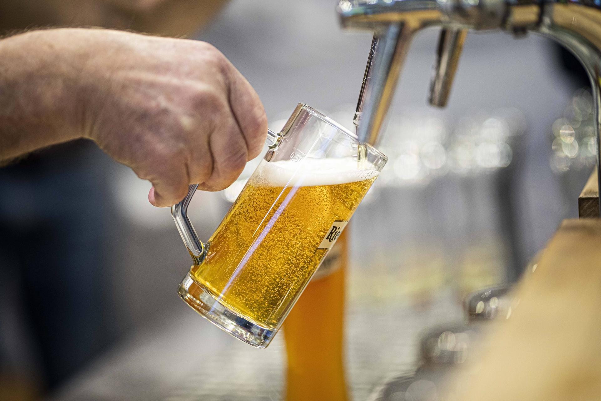 Ein Bier wird an einem Hahn in einer Berliner Bar gezapft (Symbolbild): Kneipen dürfen nach wochenlangen Schließungen wieder öffnen.