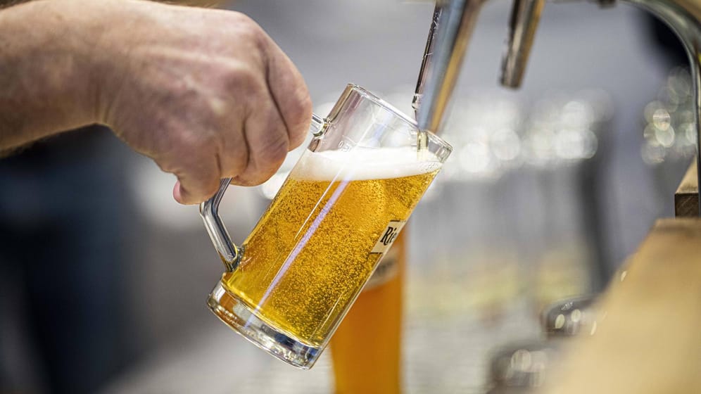 Ein Bier wird an einem Hahn in einer Berliner Bar gezapft (Symbolbild): Kneipen dürfen nach wochenlangen Schließungen wieder öffnen.