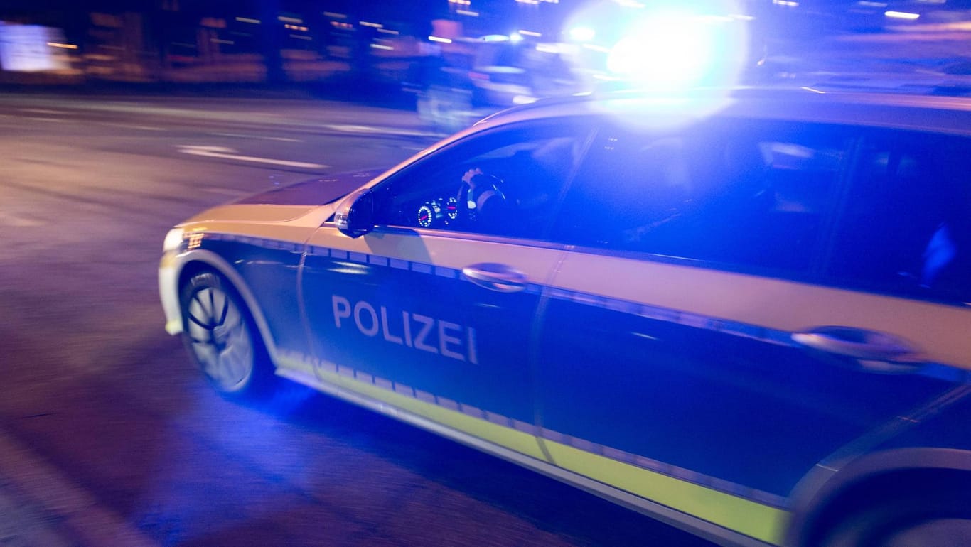 Ein Polizeiwagen fährt mit eingeschaltetem Blaulicht: In Bielefeld verfolgten Beamte einen 15-jährigen Autofahrer.