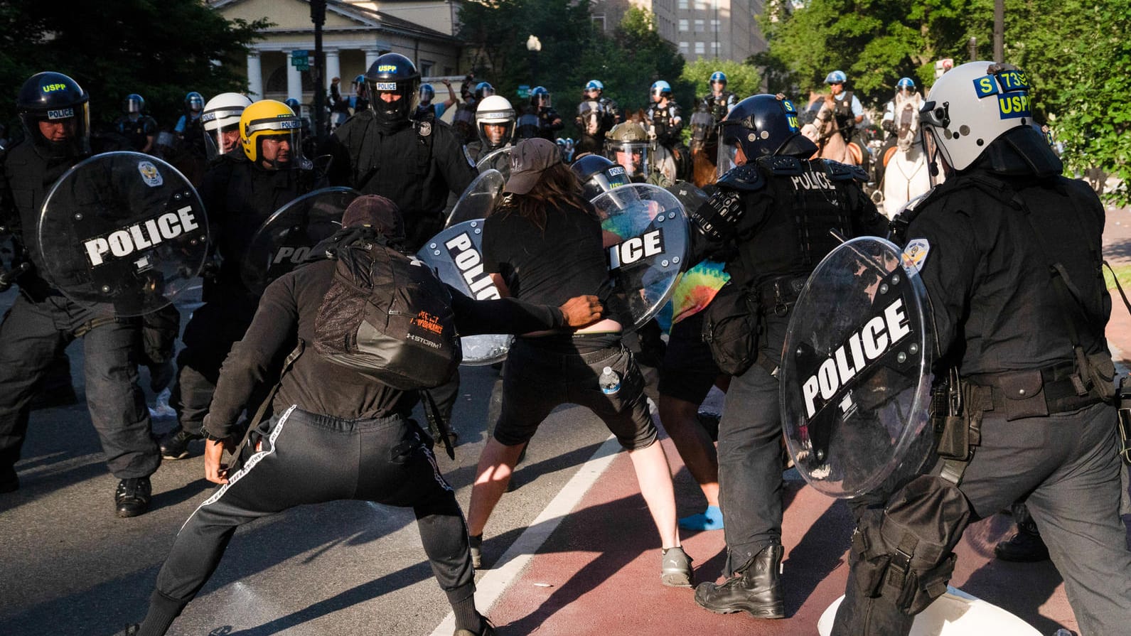 Prügeln für den Präsidenten: Polizisten räumen den Park am Weißen Haus, damit Donald Trump ein Foto vor einer Kirche machen kann.