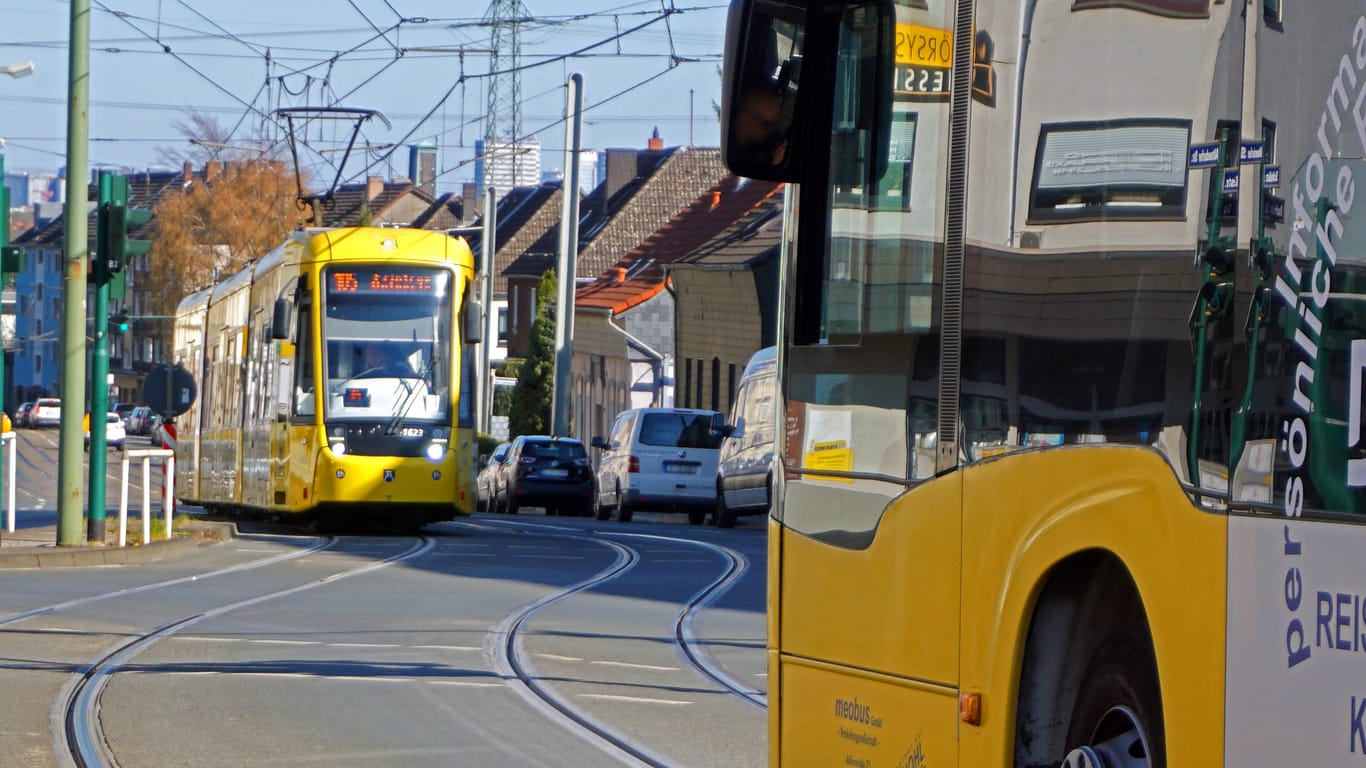 Ein Bus und eine Straßenbahn der Ruhrbahn in Essen: Mit einer neuen Technologie sollen Viren und Bakterien langfristig abgetötet werden.