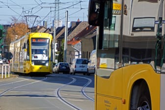 Ein Bus und eine Straßenbahn der Ruhrbahn in Essen: Mit einer neuen Technologie sollen Viren und Bakterien langfristig abgetötet werden.