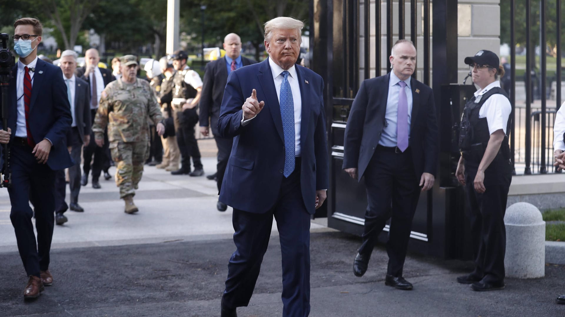 Der US-Präsident hatte das Weiße Haus am Montag zu Fuß verlassen, um eine nahegelegene Kirche zu besuchen. Unter anderem mit Tränengas löste die Polizei dafür eine friedliche Demonstration gegen Trump auf.