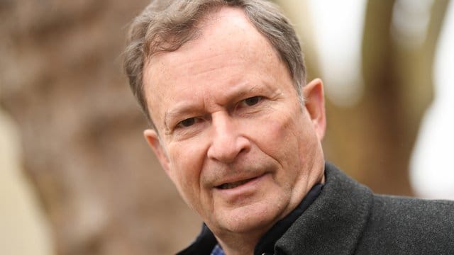 Hans E.