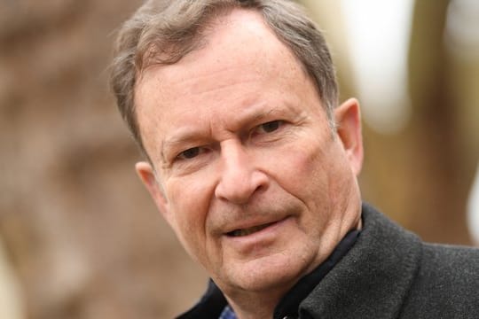 Hans E.