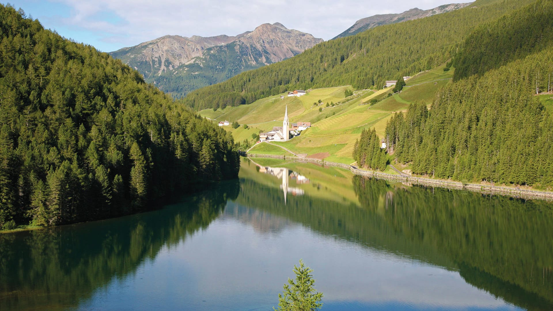 Ausflugsziel im Sarntal: Rund um den Durnholzer See führt ein malerischer und familientauglicher Wanderweg.