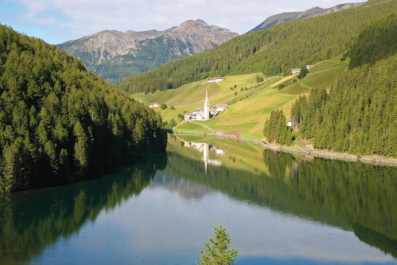 Ausflugsziel im Sarntal: Rund um den Durnholzer See führt ein malerischer und familientauglicher Wanderweg.