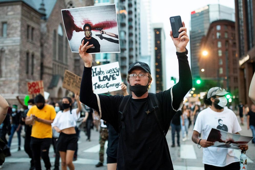 Menschen demonstrieren gegen Polizeigewalt: Seit Tagen gegen Hunderttausende in den USA auf die Straße.
