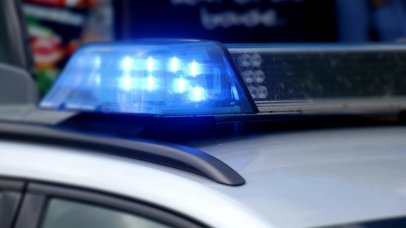 Ein Blaulicht leuchtet auf einem Polizeifahrzeug (Symbolbild): In Hagen ist eine Frau in der Nacht überfallen worden.