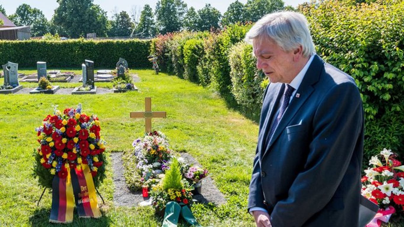 Anlässlich des ersten Todestages gedachte Hessens Ministerpräsident Bouffier des ermordeten Politikers Lübcke an dessen Grab.
