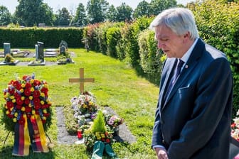 Anlässlich des ersten Todestages gedachte Hessens Ministerpräsident Bouffier des ermordeten Politikers Lübcke an dessen Grab.