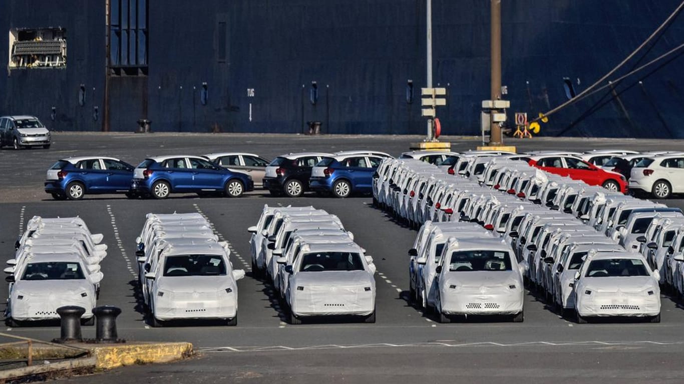 Autos von VW warten auf die Verschiffung nach Übersee: Auf den Autokonzern könnten erhebliche Bußgelder in den USA zukommen.
