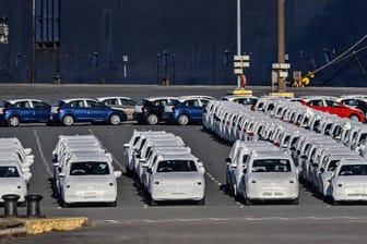 Autos von VW warten auf die Verschiffung nach Übersee: Auf den Autokonzern könnten erhebliche Bußgelder in den USA zukommen.